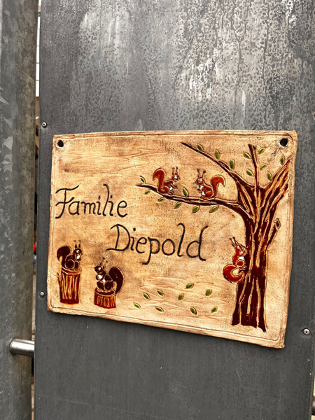 individuelles Keramik  T&uuml;rschild mit Eichh&ouml;rnchen f&uuml;r Ihre Eingangst&uumlr; - NR: 232