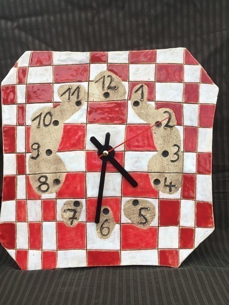 Uhr mit Kästchen in Rot / Weiss - Nr.: 227 Uhr mit Kästchen in Rot / Weiss - Nr.: 227