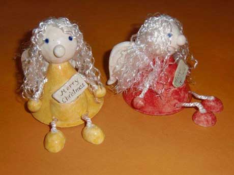 Kantenhocker Engel in Gelb und Rot mit Locken und Namensschild Kantenhocker Engel in Gelb und Rot mit Locken und Namensschild